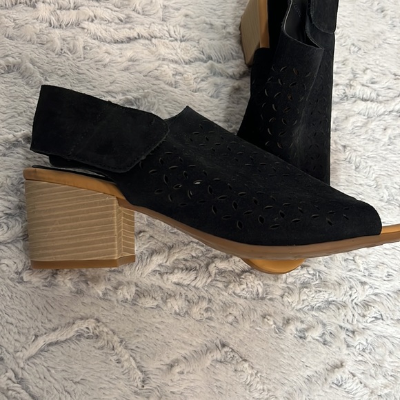 Korks Black Suede Perforated 2” Heel Adjustable Strap Size 11 - Picture 3 of 6